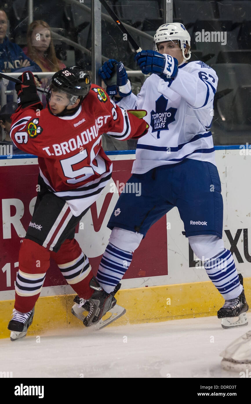 London, Ontario, Kanada. 5. September 2013. Terry Broadhurst (56) von den Chicago Blackhawks findet eine Prüfung von Kevin Raine (67) von den Toronto Maple Leafs in ihrem Spiel am 2013 NHL Rookie Turnier in London Ontario, Kanada am 5. September 2013 am Budweiser Garderns gespielt wird. Toronto war um Chicago mit einem Score von 3: 2 auf ein Tor von Morgan Rielly bei einem Schusswechsel zu besiegen. Bildnachweis: Mark Spowart/Alamy Live-Nachrichten Stockfoto