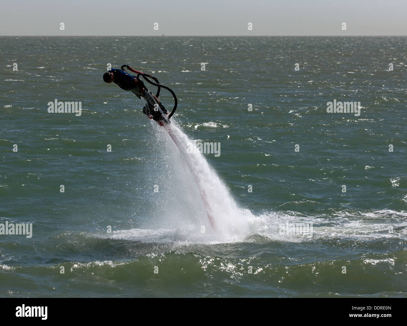 Dave Thompson führt eine erstaunliche Fly Board-Demonstration in Broadstairs Wasser Gala 2013. Stockfoto