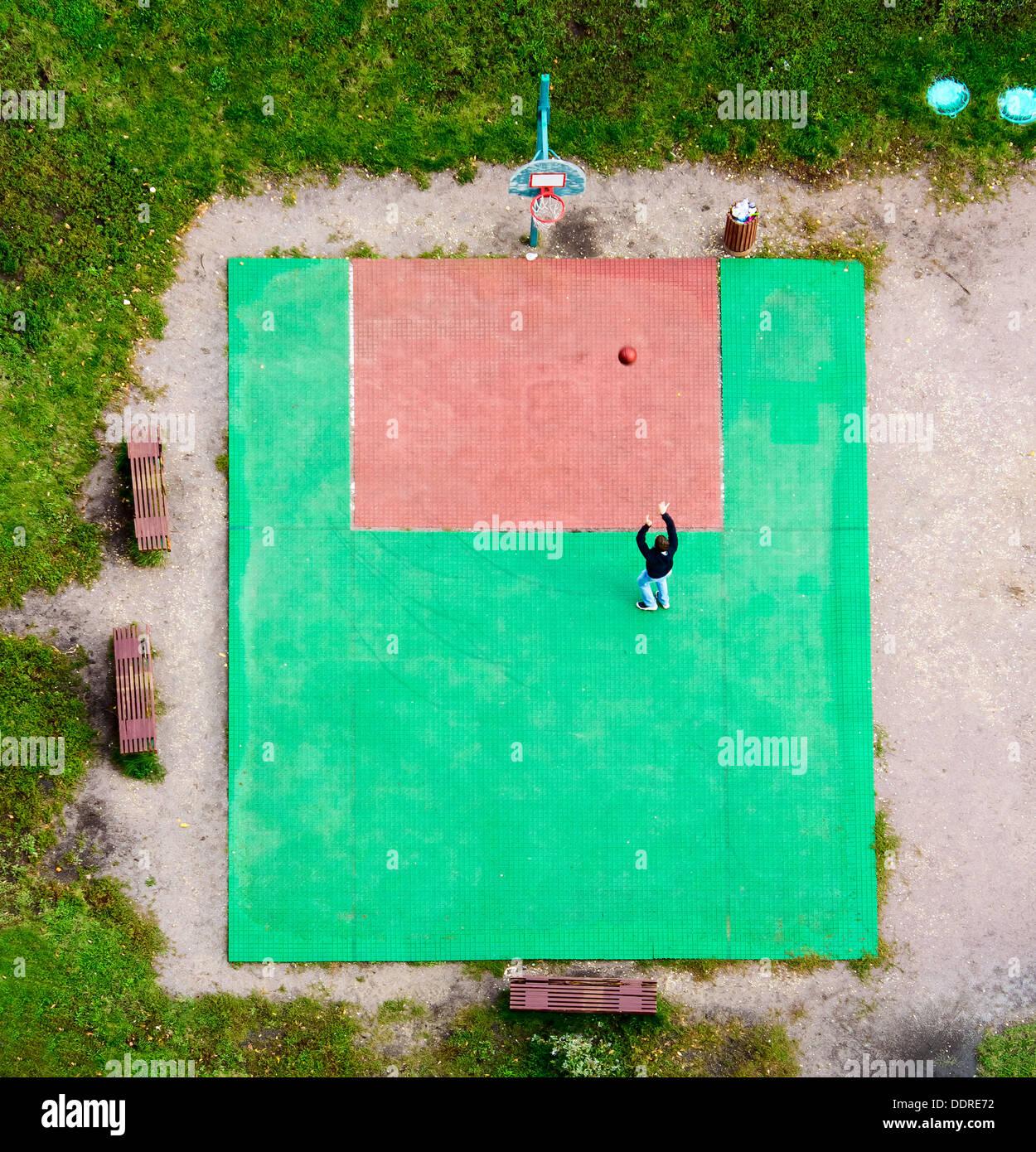 Basketballplatz im Hinterhof. Ansicht von oben Stockfoto