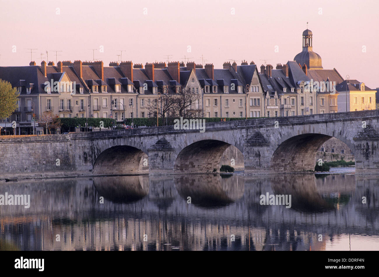 Jacques-Gabriel-Brücke. Ufer des Flusses Loire. Stadt von Blois. Loir-et-Cher. Region Centre. Frankreich. Stockfoto