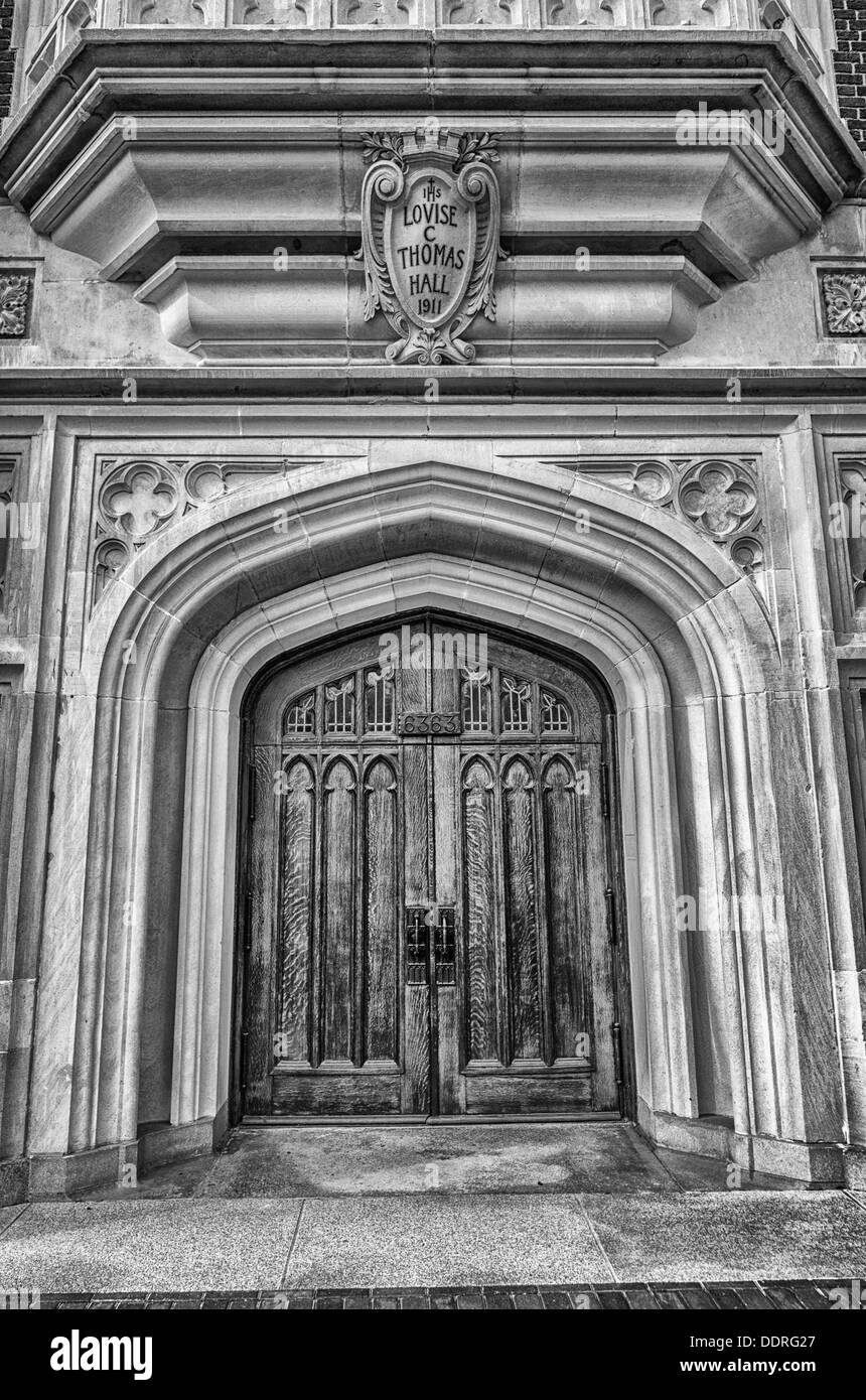 Vordere Türen Lovise C Thomas Hall an der Loyola University in New Orleans LA USA in schwarz / weiß Stockfoto