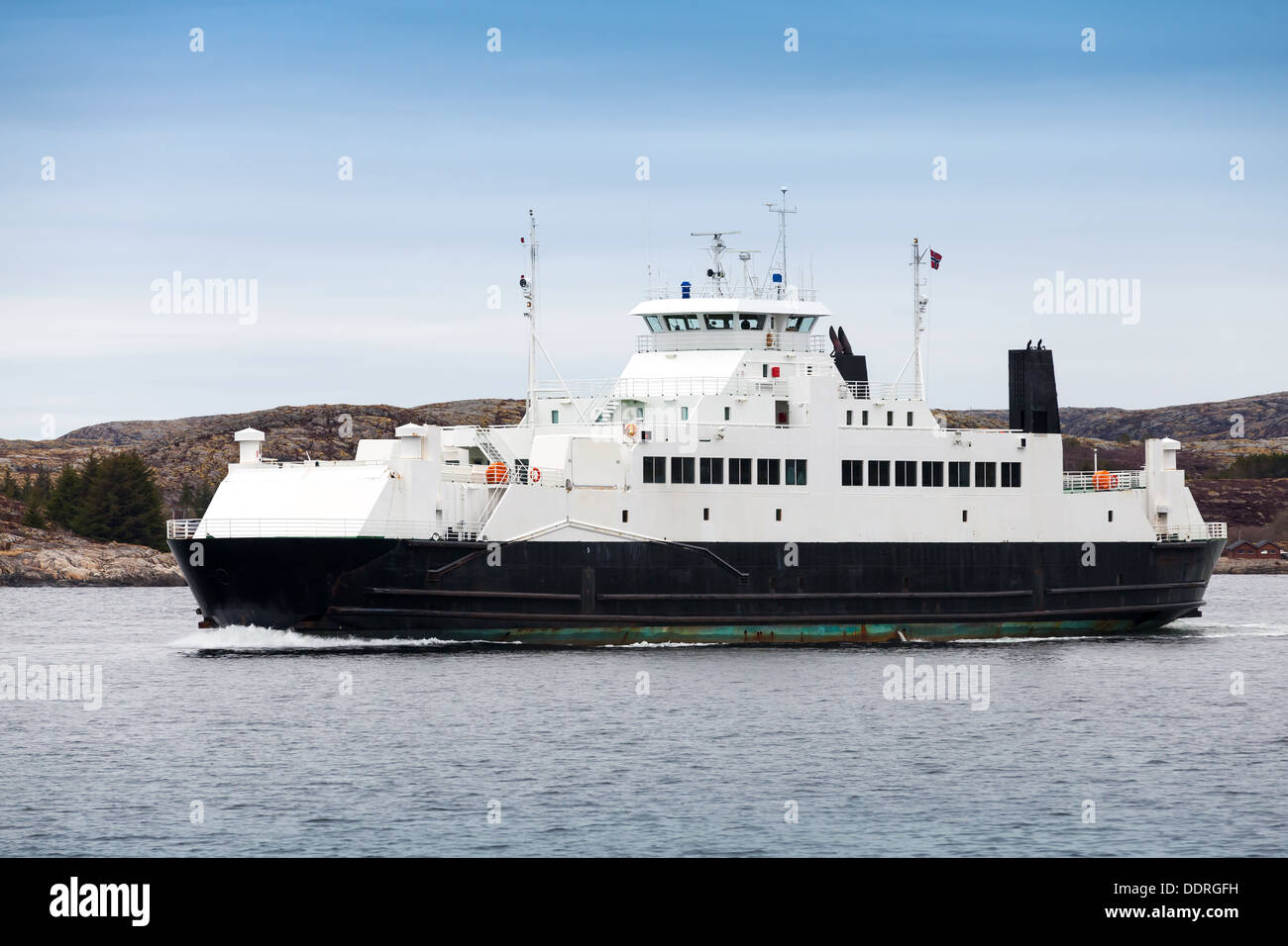 Weißen Passagier-Fähre geht am Meer in Norwegen Stockfoto