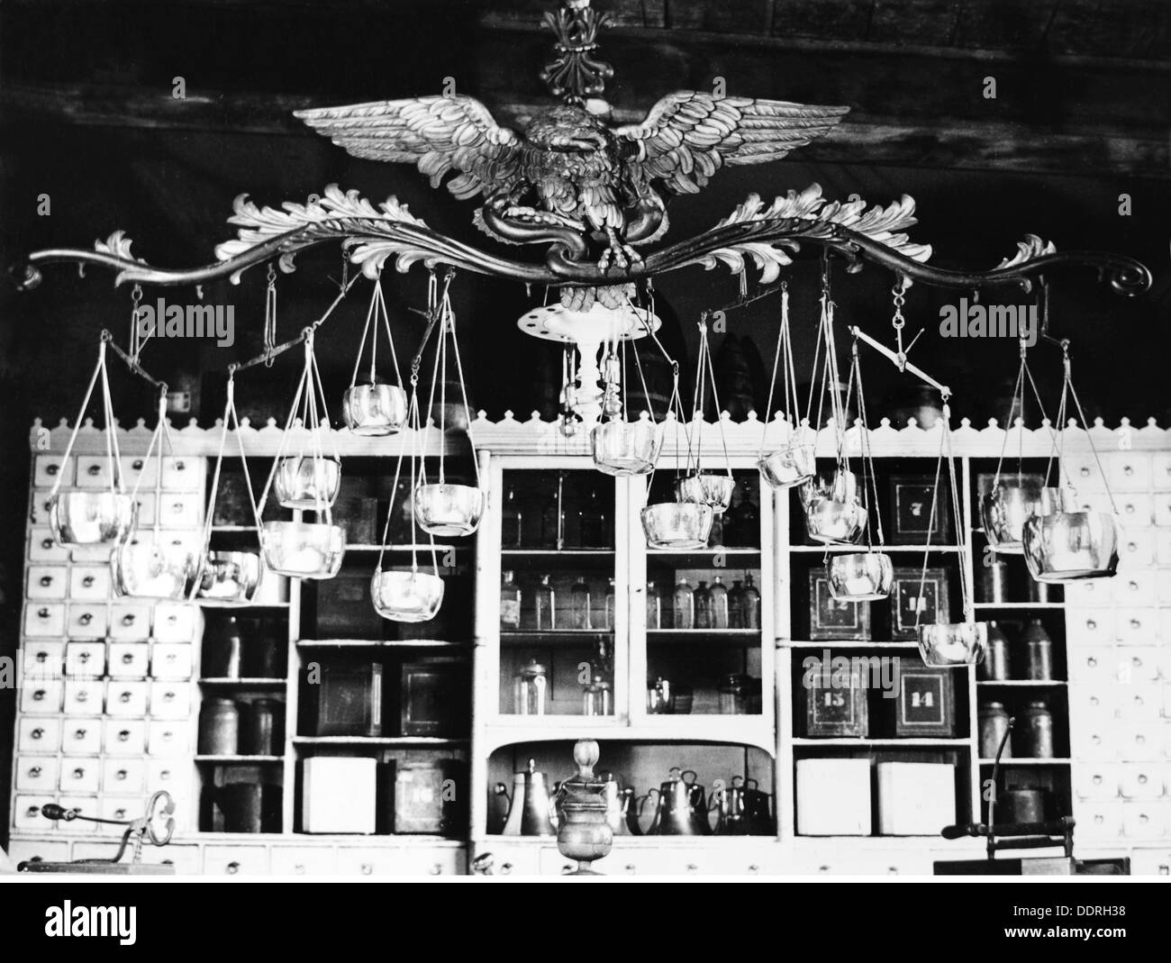 Maße und Gewicht, Waage, 20. Jahrhundert, 20. Jahrhundert, Kleiderbügel, Kleiderbügel, Ornamente, Ornamente, Vogel, Vögel, Adler, Adler, Holzschnitzerei, Holz, hängend, hängen, Maßstab, Schuppen, Schnitzereien, Schnitzereien, Maße, Maße, Gewicht, Gewichte, historisch, historisch, Zusatzrechte-Clearences-nicht verfügbar Stockfoto