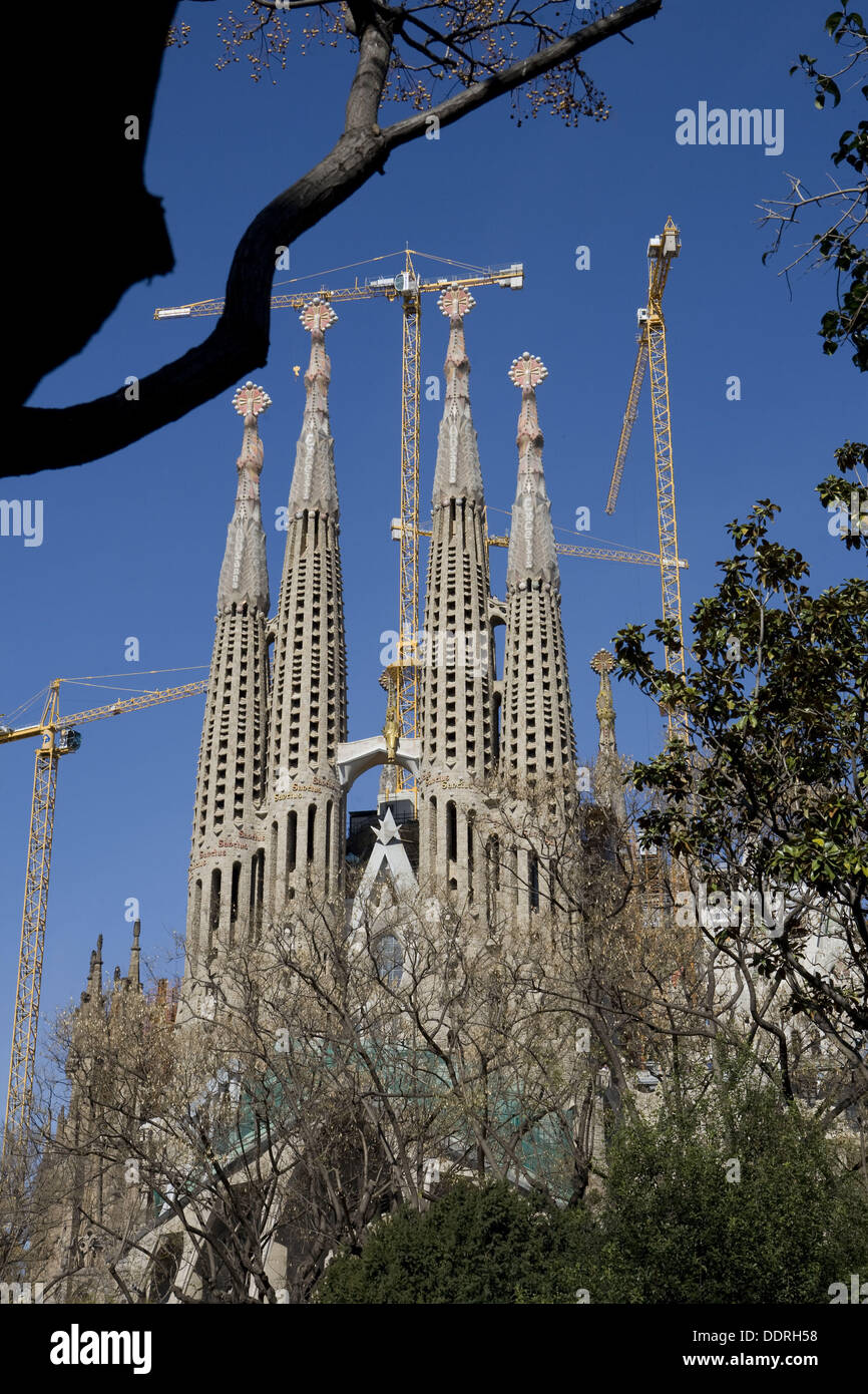 Weiten Blick auf die Sagrada Familia mit Kränen. Barcelona, Katalonien, Spanien. Stockfoto