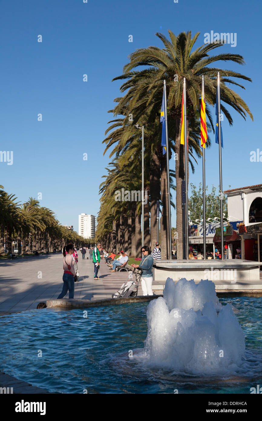 Brunnen am Ende der Strandpromenade Salou Palm Stockfoto