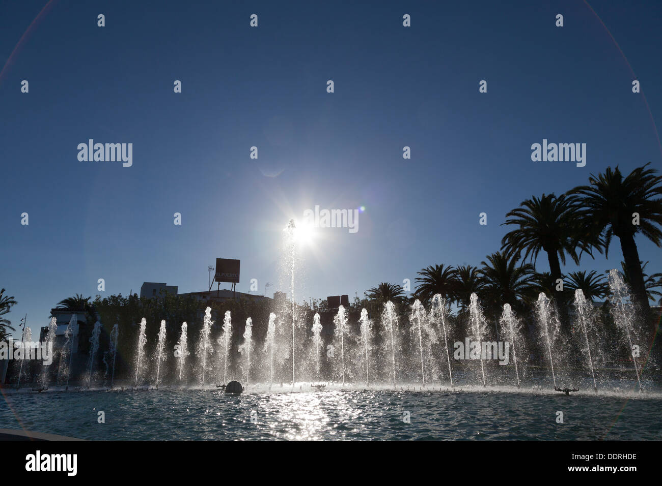 Sunburst über Brunnen an Palmen Promenade Salou Stockfoto