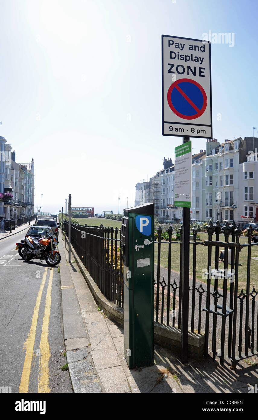 New Brighton und Hove City Council Zeichen erklärt, wie man Auto Parkscheine mit Ihrer mobilen oder smart Phone-app kaufen Stockfoto