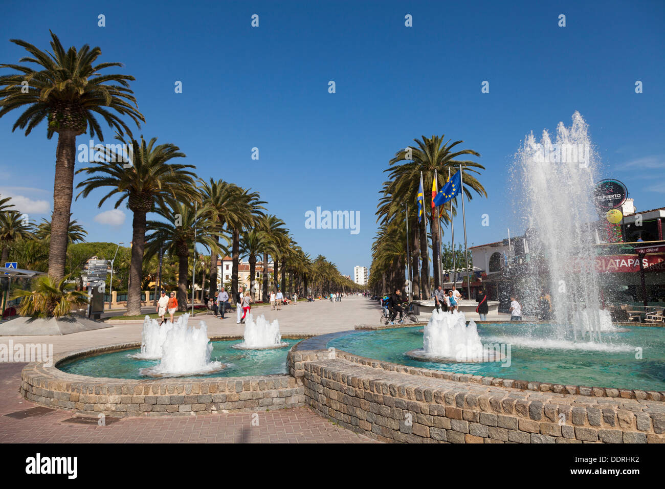 Brunnen am Ende der Strandpromenade Salou Palm Stockfoto