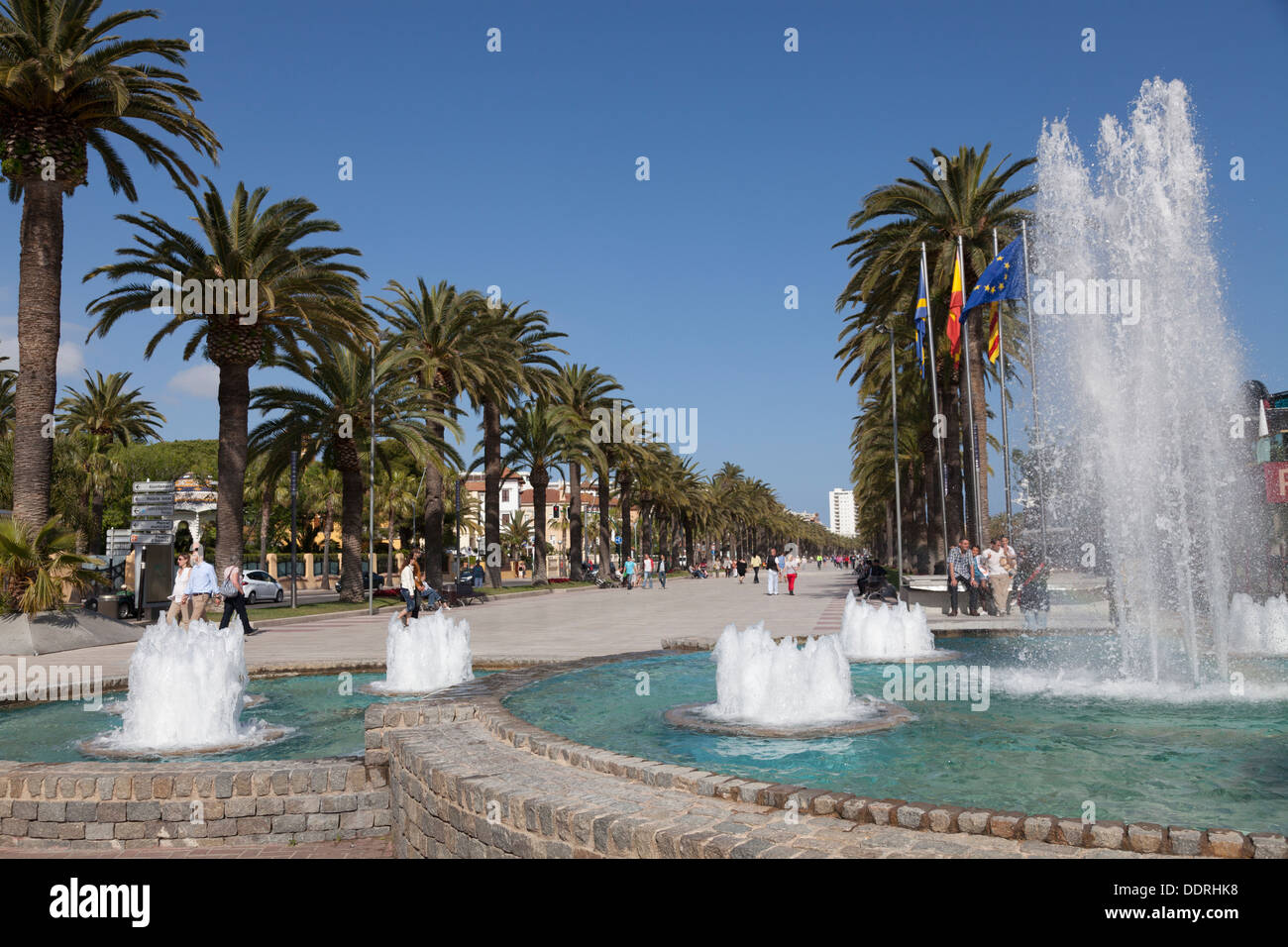 Brunnen am Ende der Strandpromenade Salou Palm Stockfoto