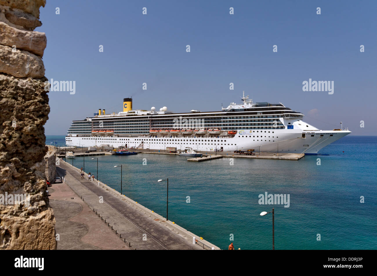 Kreuzfahrtschiff "Costa Mediterranea" in Kos-Stadt mit Kos, Dodekanes Inselgruppe, Griechenland Kos Festung Vordergrund festgemacht. Stockfoto