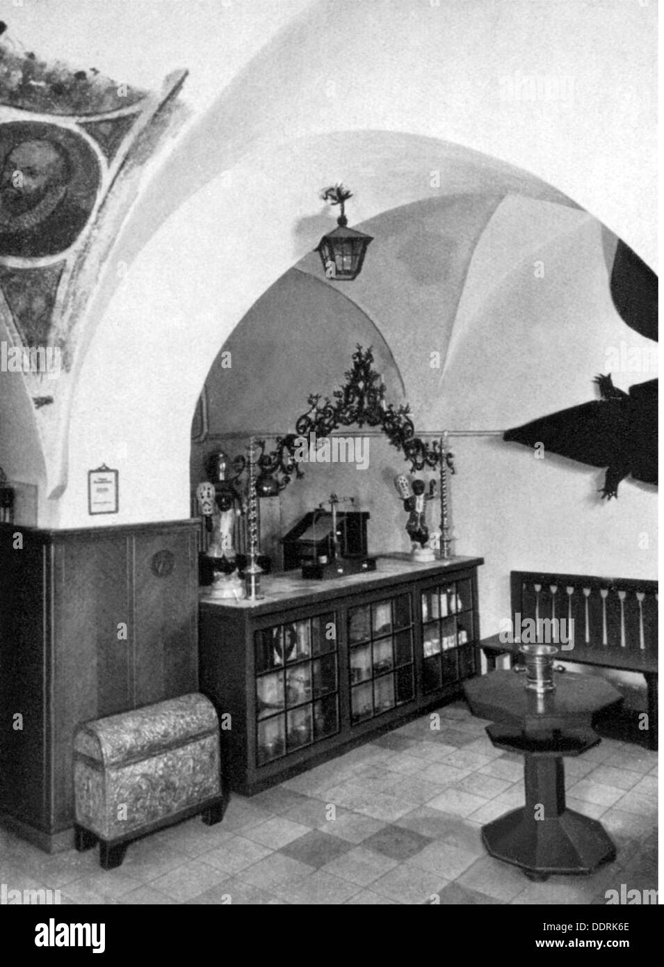 Medizin,Apotheke,Apotheke,Mohren-Apotheke,Bayreuth,nach Plänen von Michael Mebart(um 1573 - 1621),1610,Innenansicht,Schanktisch,um 1900,17.Jahrhundert,Geographie / Reisen,Deutschland,Bayern,Franken,Mohren - Apotheke,Mohrenapotheke,Architektur,Pharmazie,Pharmakologie,Herstellung,Tisch,Tische,Medikamente,Medikamente,Medikamente,Medikamente,Medikamente,Medikamente,Medikamente,Medikamente,Apotheke,Apotheke,Apotheke,Apotheke,Apotheke,Apotheke,Apotheke,Apotheke,Apotheke,Apotheke,Apotheke,Apotheke,Apotheke,Apotheke,Apotheke,Apotheke,Apotheke,Apotheke,Apotheke,Apotheke,Apotheke,Apotheke,Apotheke,Apotheke,Apotheke,Apotheke,Apotheke,Apotheke,Apotheke,Apotheke,Apotheke,Apotheke,Apotheke,Apotheke,Apotheke,Apotheke,Apotheke,Apotheke,Apotheke,Apotheke, Stockfoto