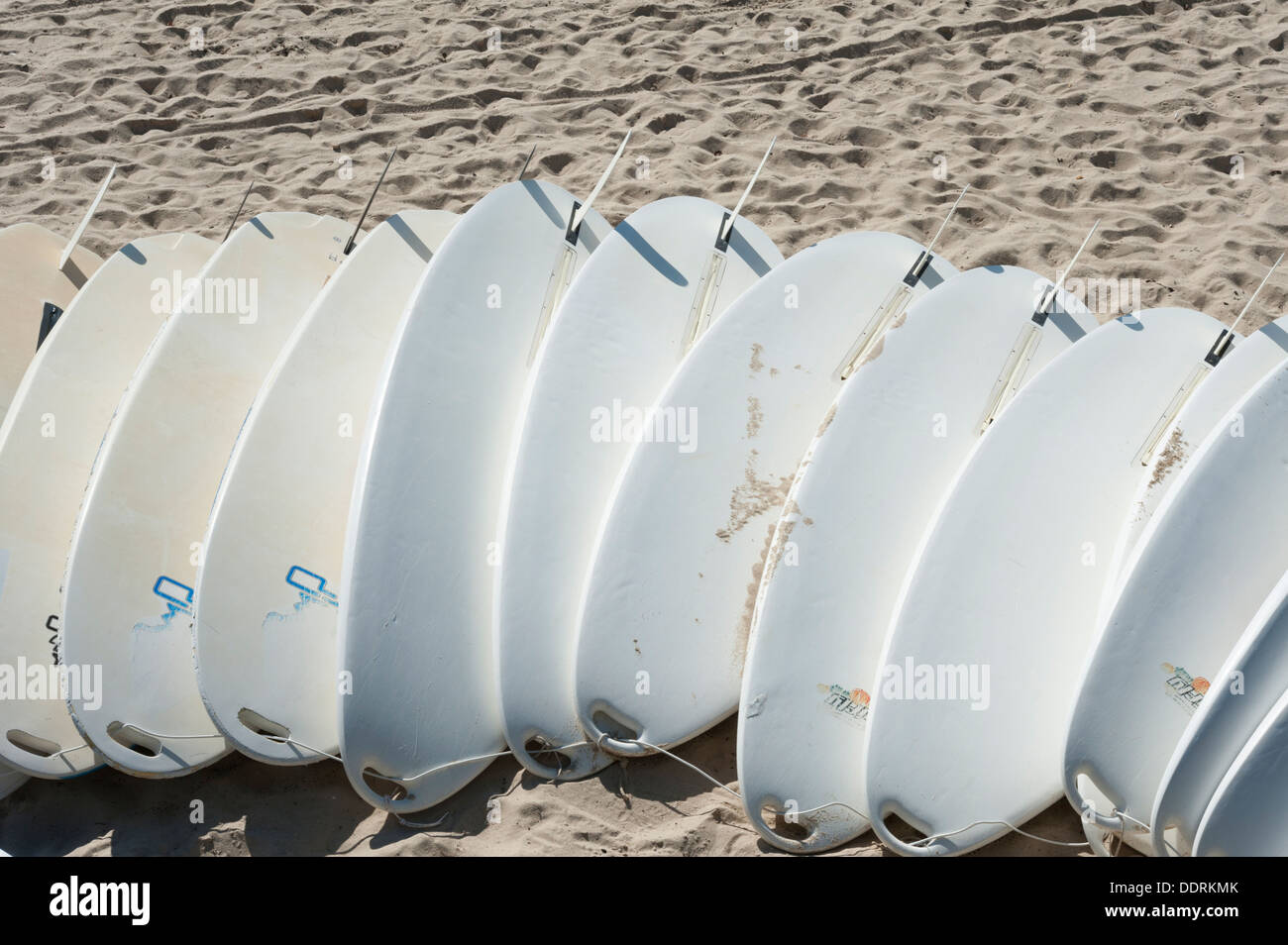 Weiße Surfbretter gestapelt an einem Strand in Frankreich. Für die Einstellung verwendet. Stockfoto
