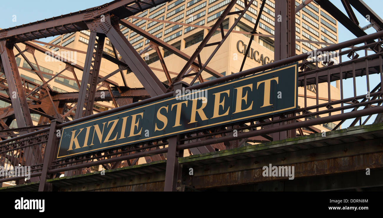 Kinzie Street Railroad Bridge mit einer News Gebäude im Hintergrund, Chicago Sun Times, Chicago, Cook County, Illinois, USA Stockfoto