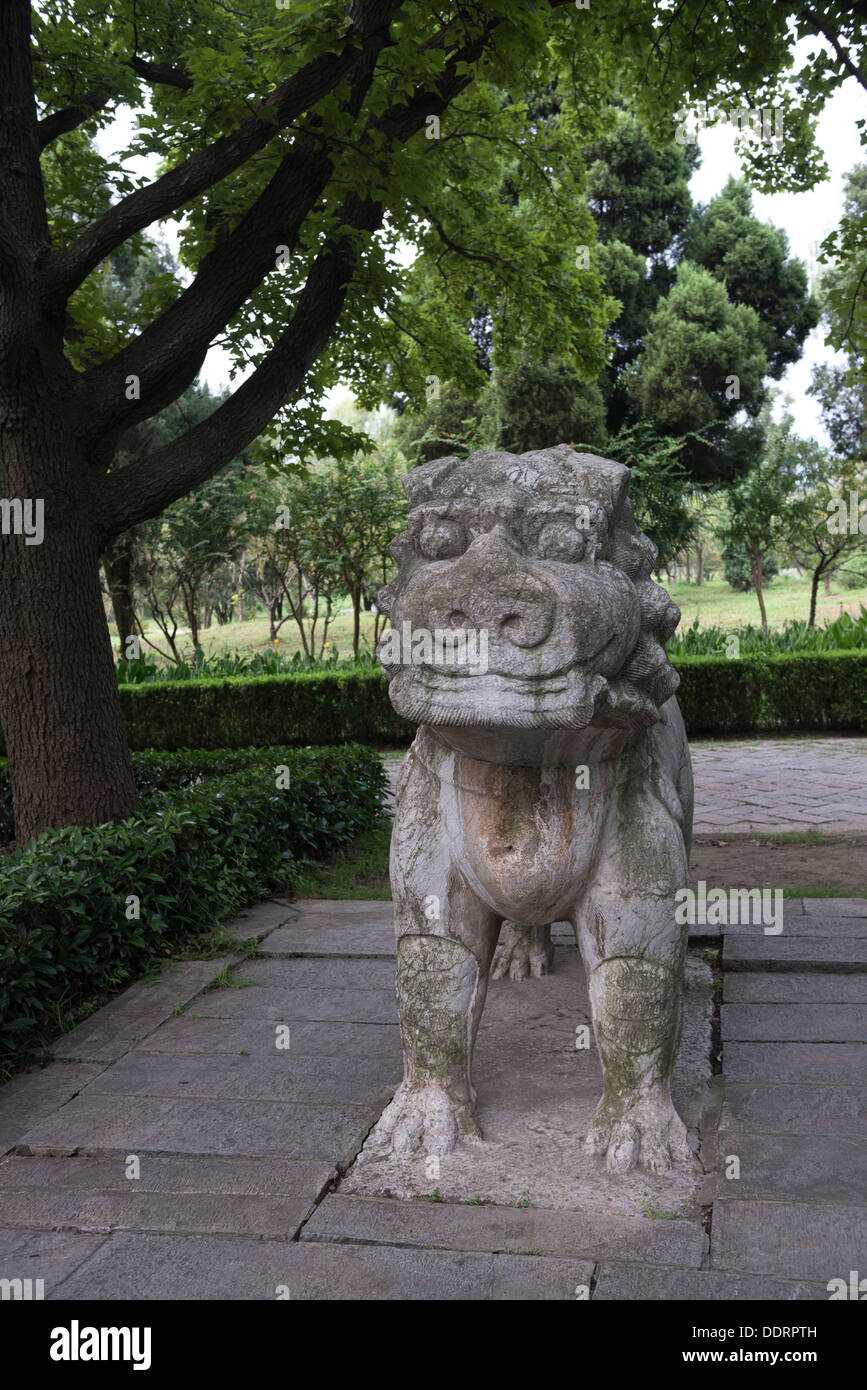 Ming-Gräber, Nanjing, China. Statue eines Löwen Elefanten unterwegs. Stockfoto