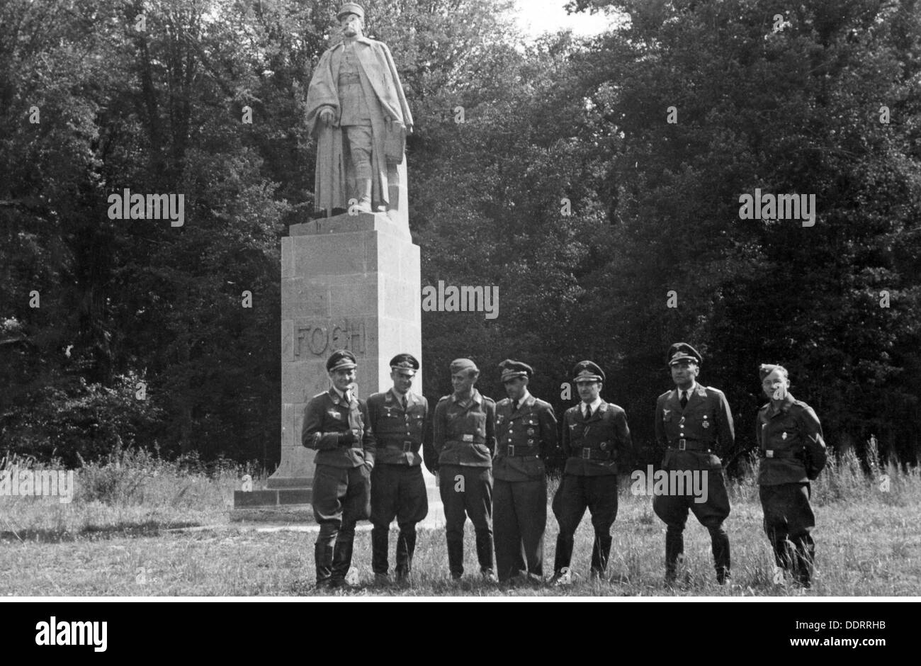 2. Weltkrieg, Frankreich, Besetzung, deutsche Kriegskorrespondenten vor dem Denkmal von Marschall Ferdinand Foch, Compiegne, 11.8.1942, Additional-Rights-Clearences-not available Stockfoto