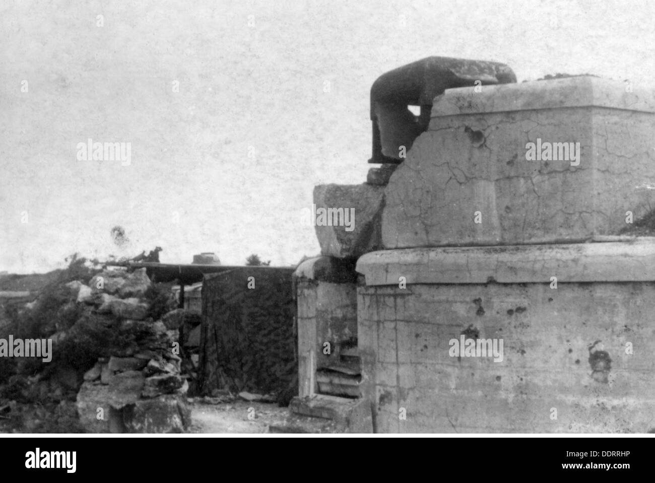 Zweiter Weltkrieg / 2. Weltkrieg, Russland 1944, Eingang zum gesprengten Kommandoposten der Küstenbatterie Maxim Gorki II, Sewastopol, 8.5.1944, Krim, Unterschlupf, Schutzräume, Sowjetunion, UdSSR, Union der Sozialistischen Sowjetrepubliken, Ostfront, Zerstörung, Zerstörungen, 1940er, 40er, 40er, 20th century, Second, 2nd, Weltkrieg, Weltkriege, Eingang, Eingang, Kommandopfosten, Kommandopfosten, Küstenbatterie, Landbatterie, Küstenbatterien, Landbatterien, historisch, historisch, Zusatzrechte-Clearences-nicht vorhanden Stockfoto