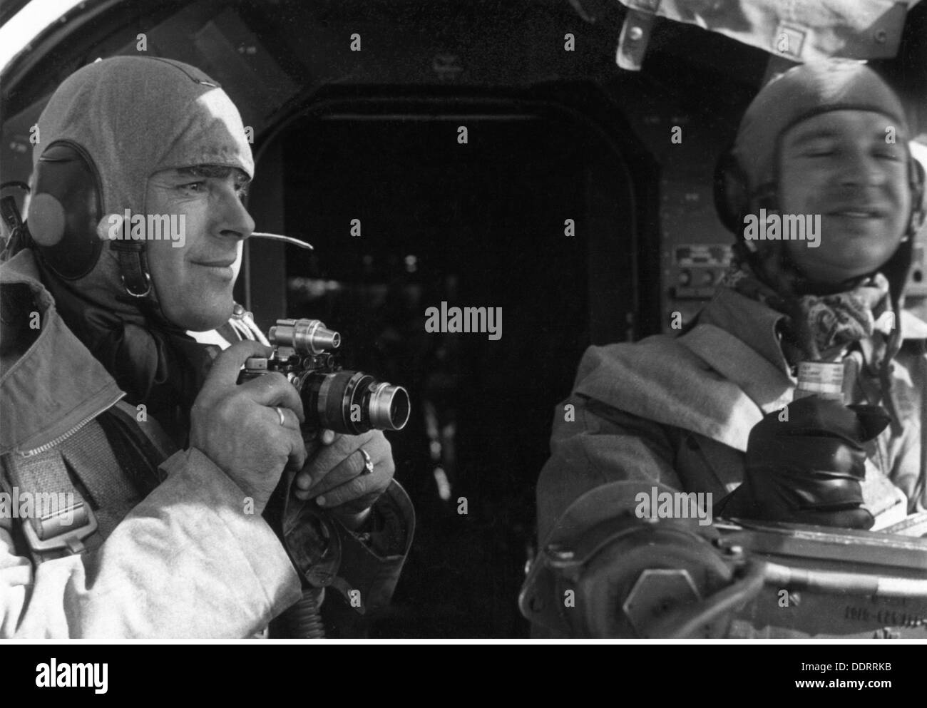Zweiter Weltkrieg / WWII,Propaganda,Deutschland,Kriegsberichterstatter der Luftwaffe(Deutsche Luftwaffe)Georg Schödl in einem Heinkel He 111 Bomber,Flug nach England,18.8.1940,Luftwaffen-Kriegsberichterstatter-Kompanie 3,Schlacht für Großbritannien,Großbritannien,Luftangriff,Luftangriffe,Luftangriffe,Flugzeugpilot,Flugzeugpiloten,Luftkrieg,Fluganzug,fliegende Anzüge,Flugzeug,Flugzeug,Flugzeug,Flugzeug,Flugzeug,Flugzeug,Flugzeug,Flugzeuge,Offiziere,Flugzeuge,Flugzeuge,Militärs,Flugzeuge,Offiziere,Flugzeuge,Luftwaffe,Luftwaffe,LuftwaffenstützenZ Stockfoto
