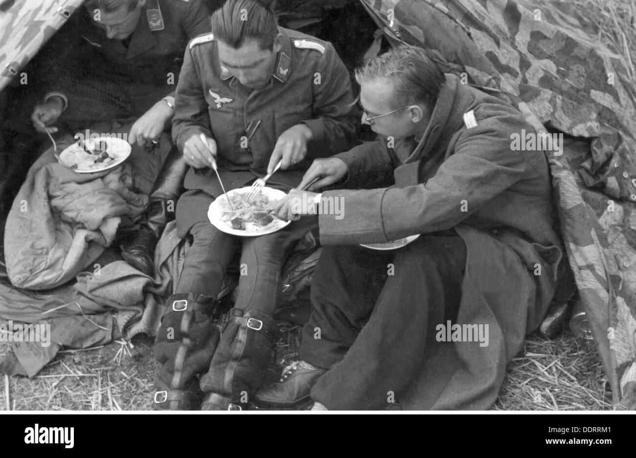 Zweiter Weltkrieg, Propaganda, Deutschland, Kriegskorrespondenten der 3. Luftwaffe Kriegskorrespondenten Firma bei Essen, Biwak bei Smolensk, Russland, September 1941, Zusatzrechte-Clearences-nicht vorhanden Stockfoto