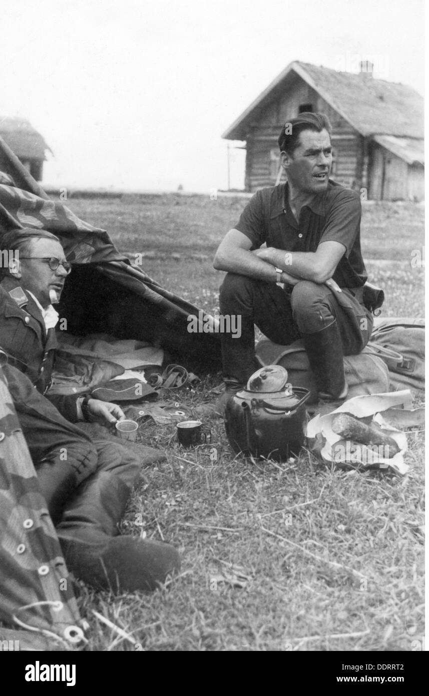 Zweiter Weltkrieg, Propaganda, Deutschland, Kriegskorrespondenten der 3. Luftwaffe Kriegskorrespondenten Company, Biwak bei Yanovich, Weißrussland, 16.7.1941, rechts: Georg Schödl, Additional-Rights-Clearences-not available Stockfoto