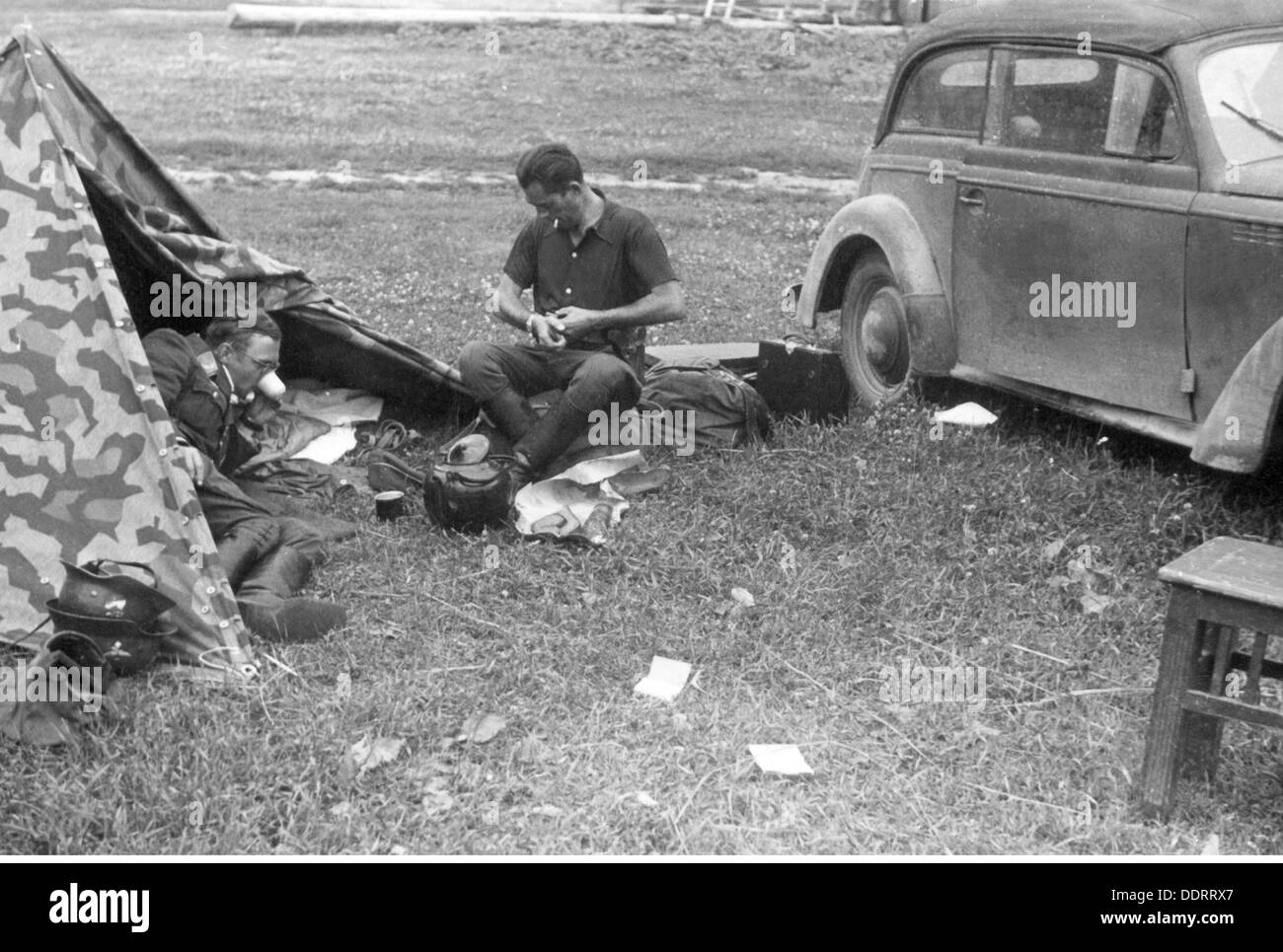 Zweiter Weltkrieg, Propaganda, Deutschland, Kriegskorrespondenten der 3. Luftwaffe Kriegskorrespondenten Company, Biwak bei Yanovich, Weißrussland, 16.7.1941, rechts: Georg Schödl, Additional-Rights-Clearences-not available Stockfoto