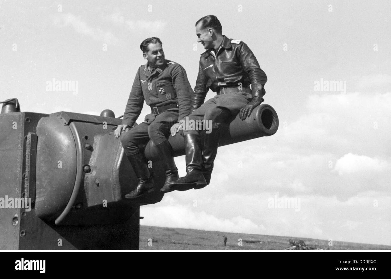 Zweiter Weltkrieg, Propaganda, Deutschland, Kriegskorrespondenten der 3. Luftwaffe Kriegskorrespondent Firma Georg Schödl und ein Pilot auf einem zerstörten sowjetischen KV-2 Panzer, Russland, Sommer 1941, Zusatzrechte-Clearences-nicht vorhanden Stockfoto