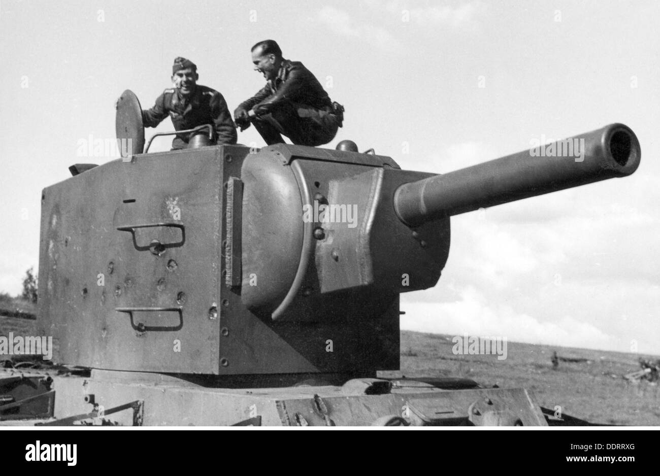 Zweiter Weltkrieg, Propaganda, Deutschland, Kriegskorrespondenten der 3. Luftwaffe Kriegskorrespondent Firma Georg Schödl und ein Pilot auf einem zerstörten sowjetischen KV-2 Panzer, Russland, Sommer 1941, Zusatzrechte-Clearences-nicht vorhanden Stockfoto