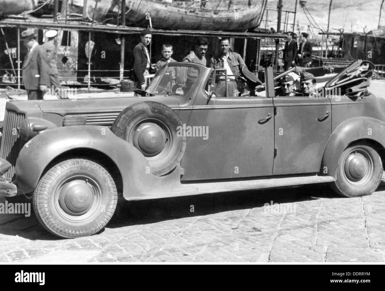 Zweiter Weltkrieg, Propaganda, Deutschland, Kriegskorrespondent der 3. Luftwaffe Kriegskorrespondent Firma Georg Schödl im Auto, Hafen Piräus, Griechenland, April / Mai 1941, Zusatzrechte-Clearences-nicht verfügbar Stockfoto