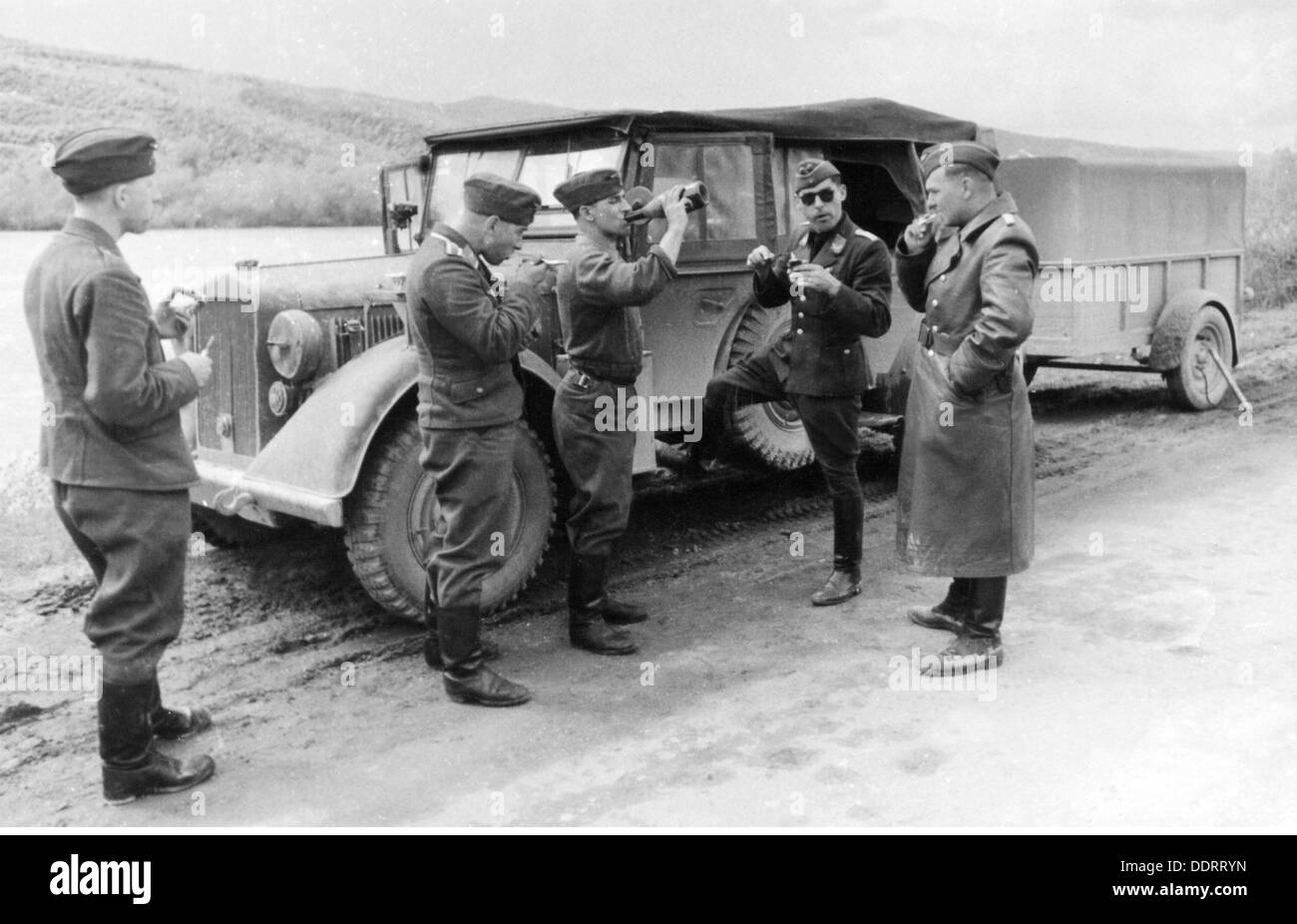 Zweiter Weltkrieg, Propaganda, Deutschland, Kriegskorrespondenten der 3. Luftwaffe Kriegskorrespondenten Firma, Rest in Nordgriechenland, April 1941, Zusatzrechte-Clearences-nicht vorhanden Stockfoto