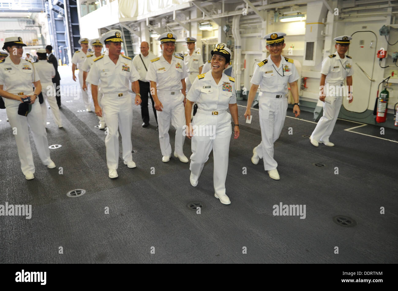 Touren von Tokio (3. September 2013) Vice Admiral Michelle Howard, Deputy Chief of Naval Operations für Operationen, Pläne und Strategie, die Stockfoto