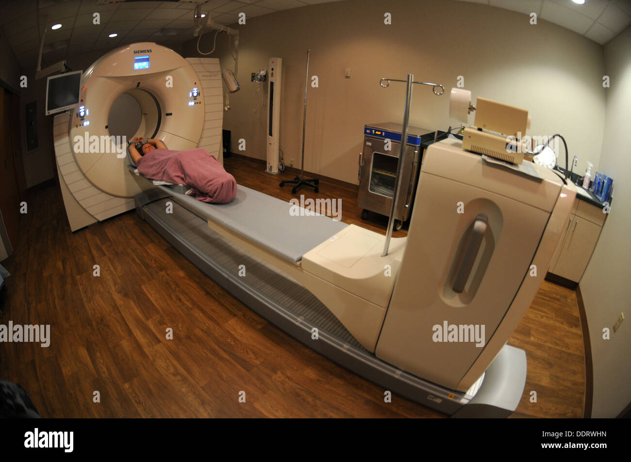 Deanna Eichenlaud, ein Patient im Naval Medical Center-Portsmouth, erfährt eine PET-Untersuchung in des medizinischen Zentrums Nuklearmedizin Klinik. Der PET/CT-Scanner ist in erster Linie für Krebs Auswertungen verwendet. Stockfoto
