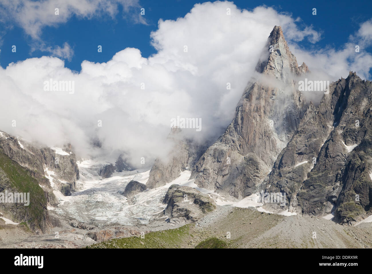 Gletscher und Aiguille du Dru im Mont-Blanc-Massiv, französischen Alpen. Stockfoto