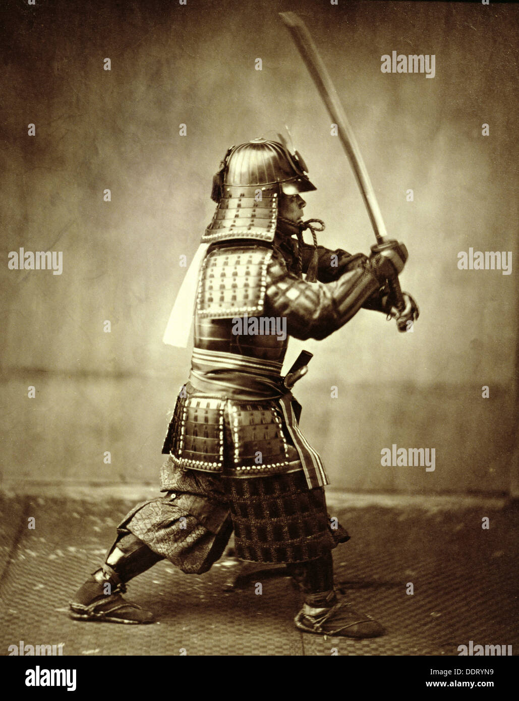 Samurai mit erhobenem Schwert, c1860. Künstler: Felice Beato Stockfoto