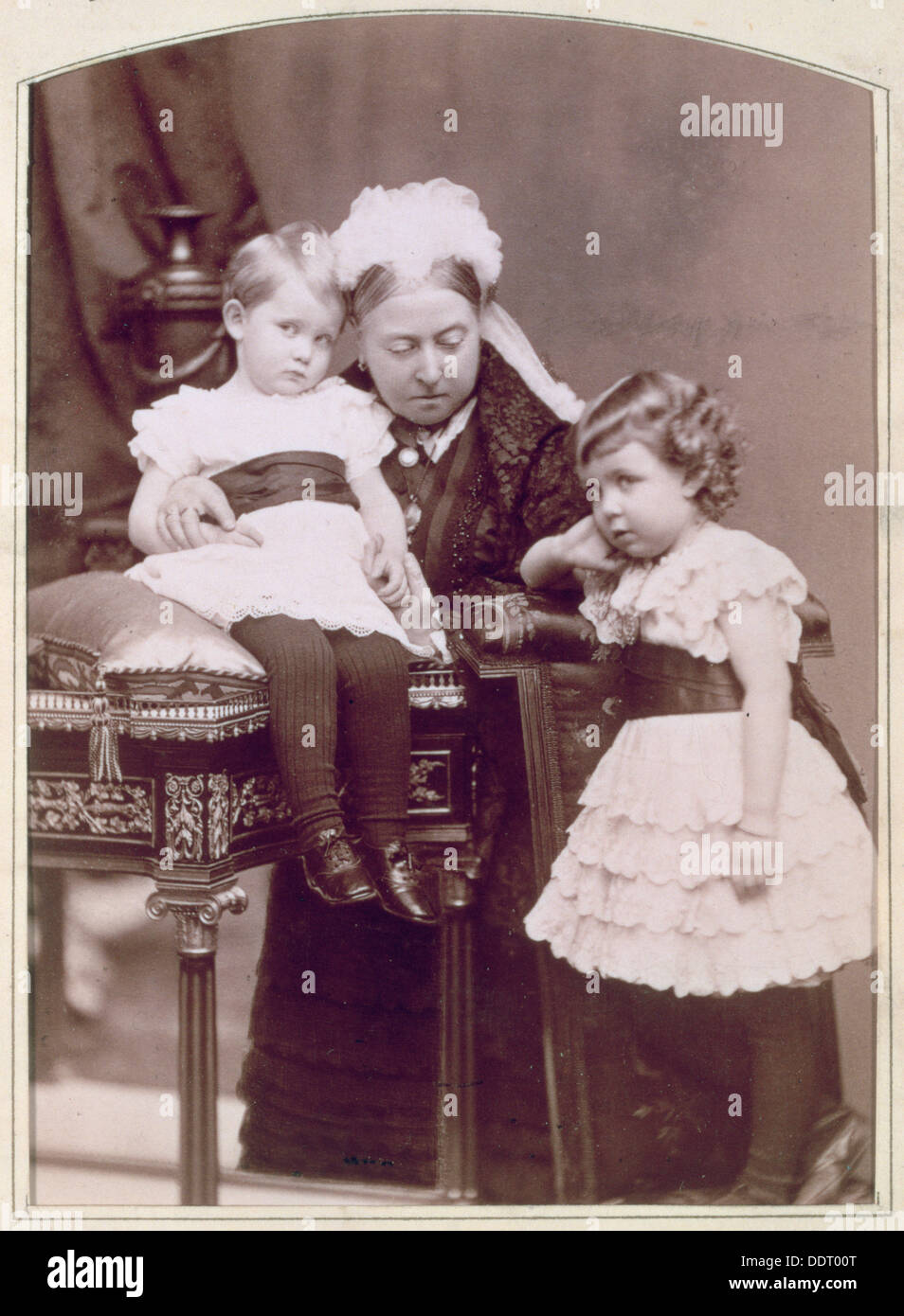 Queen Sie Victoria mit zwei ihrer Enkelkinder, April 1886. Künstler: Alexander Bassano Stockfoto