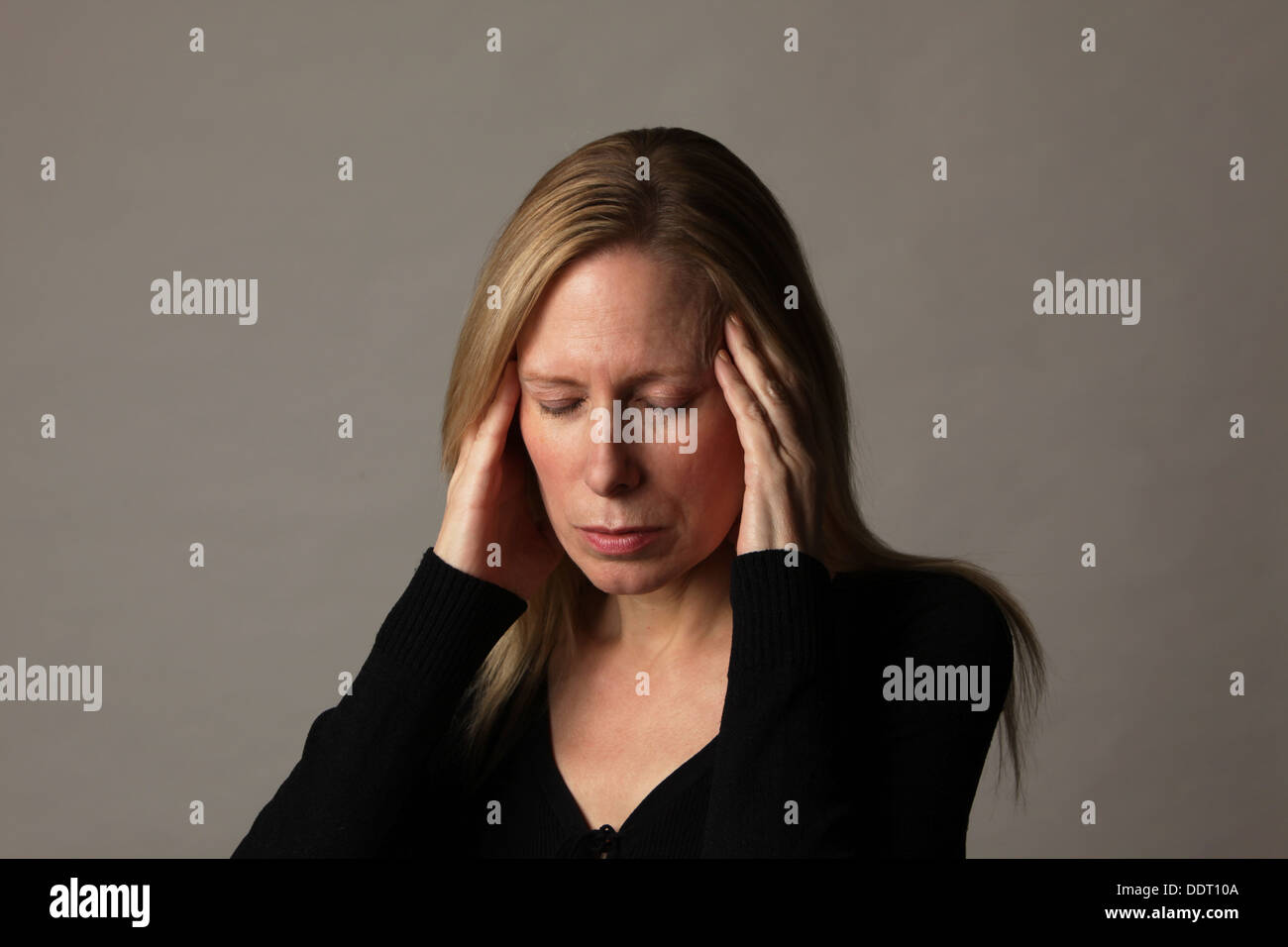 Attraktive mittlere gealterte Frau leiden unter Migräne, USA Stockfoto