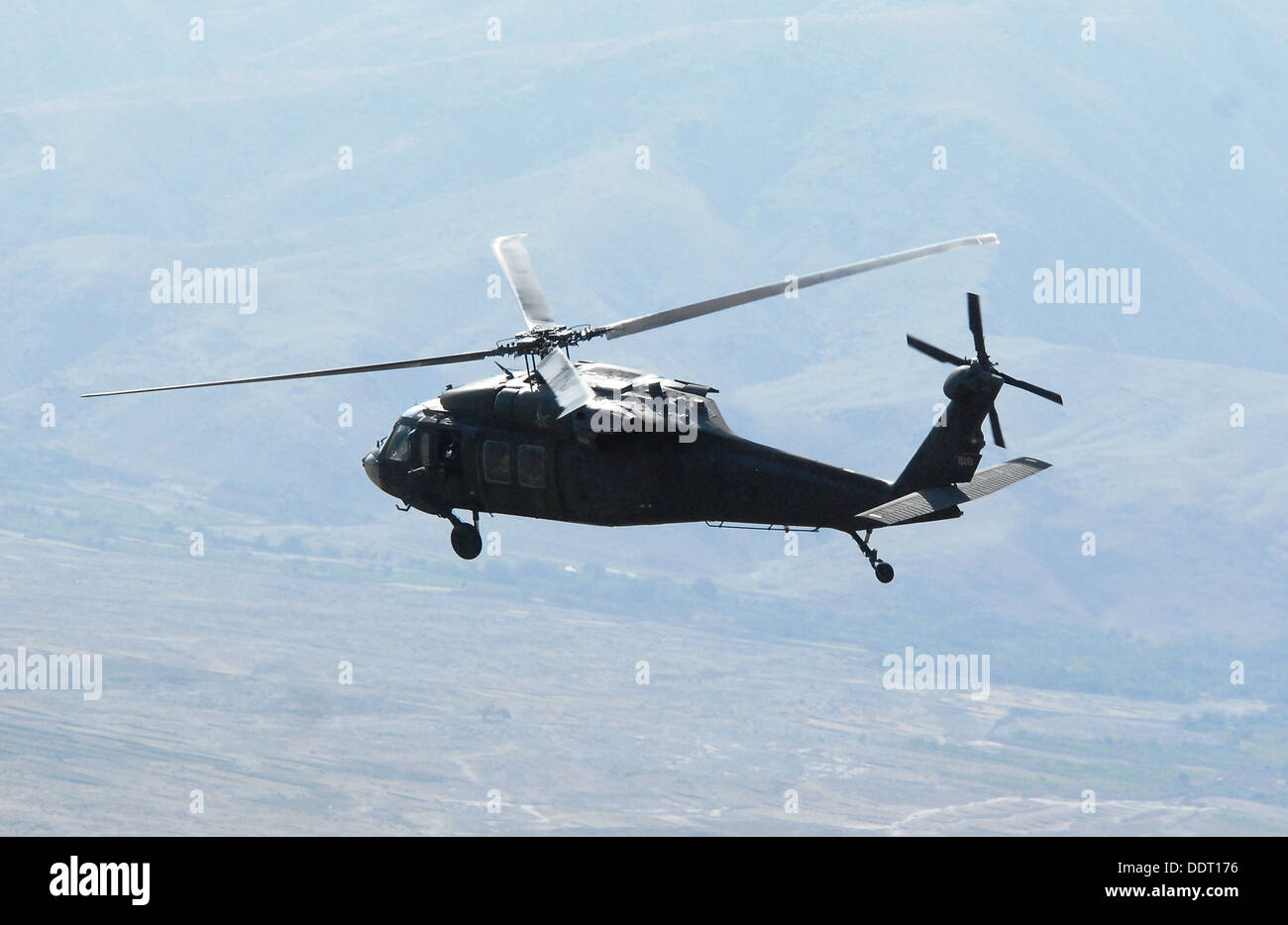 Ein UH - 60L Black Hawk Hubschrauber bemannt von 1st Lt. Chuck Nadd, Chief Warrant Officer 4 Darren Dreher, Staff Sgt Bruce Kleckner und Sgt. Jay Herring, alle Mitglieder der Task Force Phoenix, überfliegt Parwan Provinz, Afghanistan während der Durchführung einer Personal-mo Stockfoto