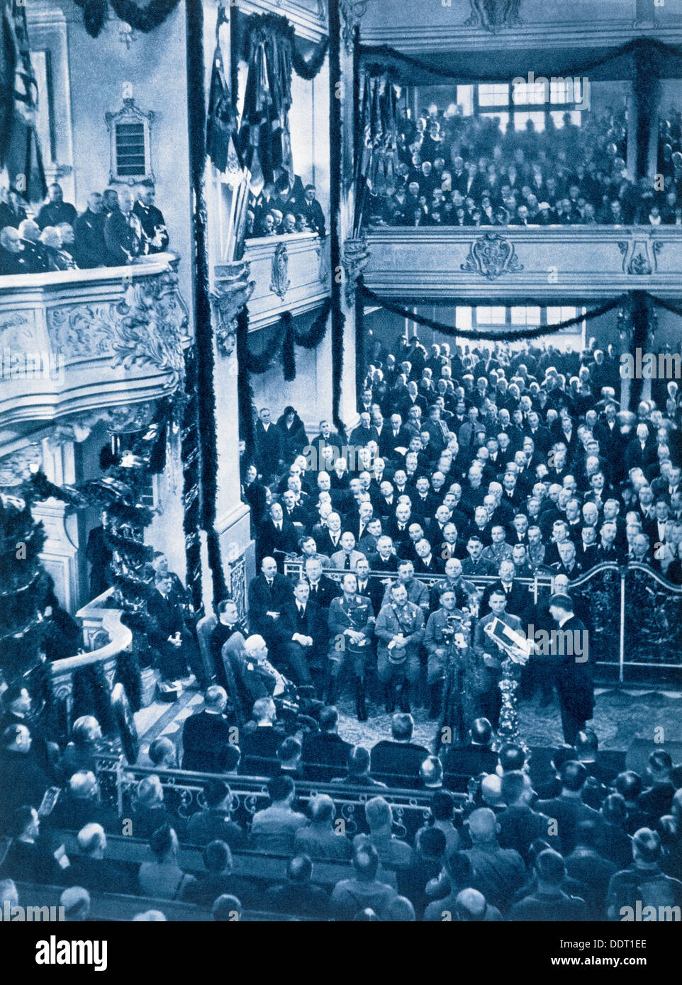 Adolf Hitler liest das Gesetz ermöglicht die Garrison-Church in Potsdam, 21. März 1933. Künstler: unbekannt Stockfoto
