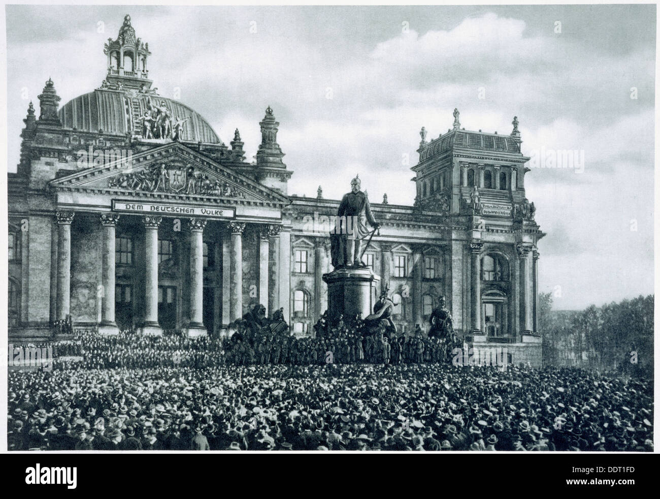 Philipp Scheidemann über die Erstellung einer neuen deutschen Republik, 9. November 1918. Künstler: unbekannt Stockfoto