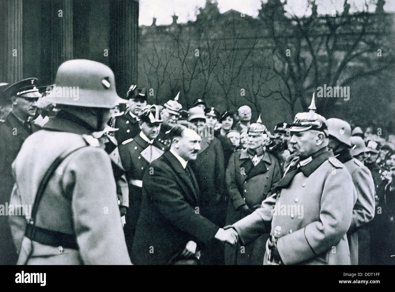 Adolf Hitler Händeschütteln mit Präsident von Hindenburg auf der State of Honour 1934. Künstler: unbekannt Stockfoto