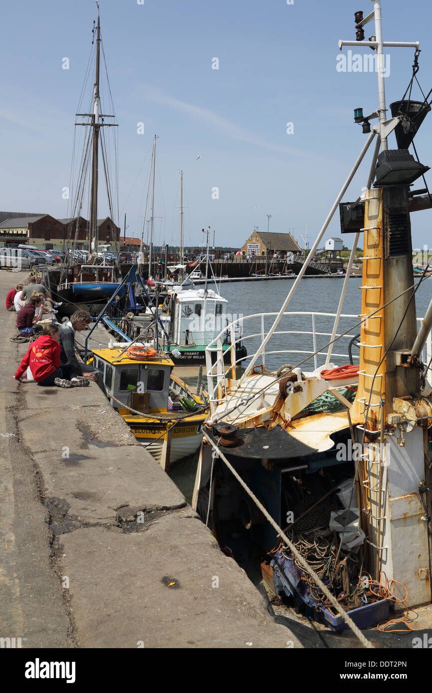 Angelboote/Fischerboote im Hafen am Brunnen als nächstes das Meer an der Küste von norfolk Stockfoto
