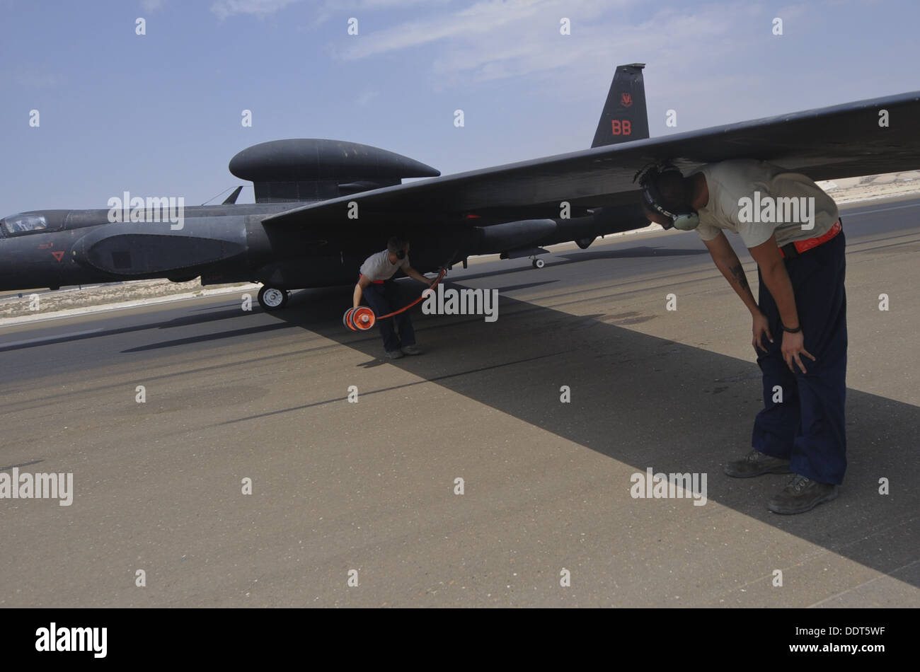 U-2 Aircraft Maintenance Unit Crewchief, legt links, ein zusätzliches Fahrwerk oder Pogo, unterhalb der Flügel eine u-2 Dragon Stockfoto