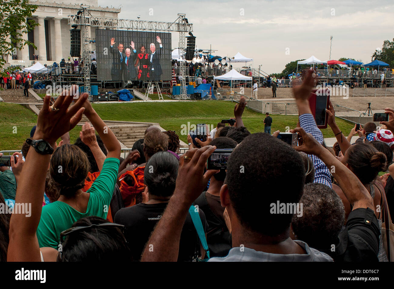 28. August 2013 Welle - Washington, DC, USA - Zuschauer zu Jumbo Tron als Präsident Barack Obama, der ehemalige Präsident Jimmy Carter und Bill Clinton und First Lady Michelle Obama von den Stufen des Lincoln Memorial an der National Mall in Washington, District Of Columbia, Vereinigte Staaten, auf Mittwoch, 28. August 2013 winken, nach Let Freedom Ring Gedenken zum 50. Jubiläum von Dr. Martin Luther King Jr.s ich habe einen Traum-Rede. (Bild Kredit: Pete Marovich/ZUMAPRESS.com ©) Stockfoto