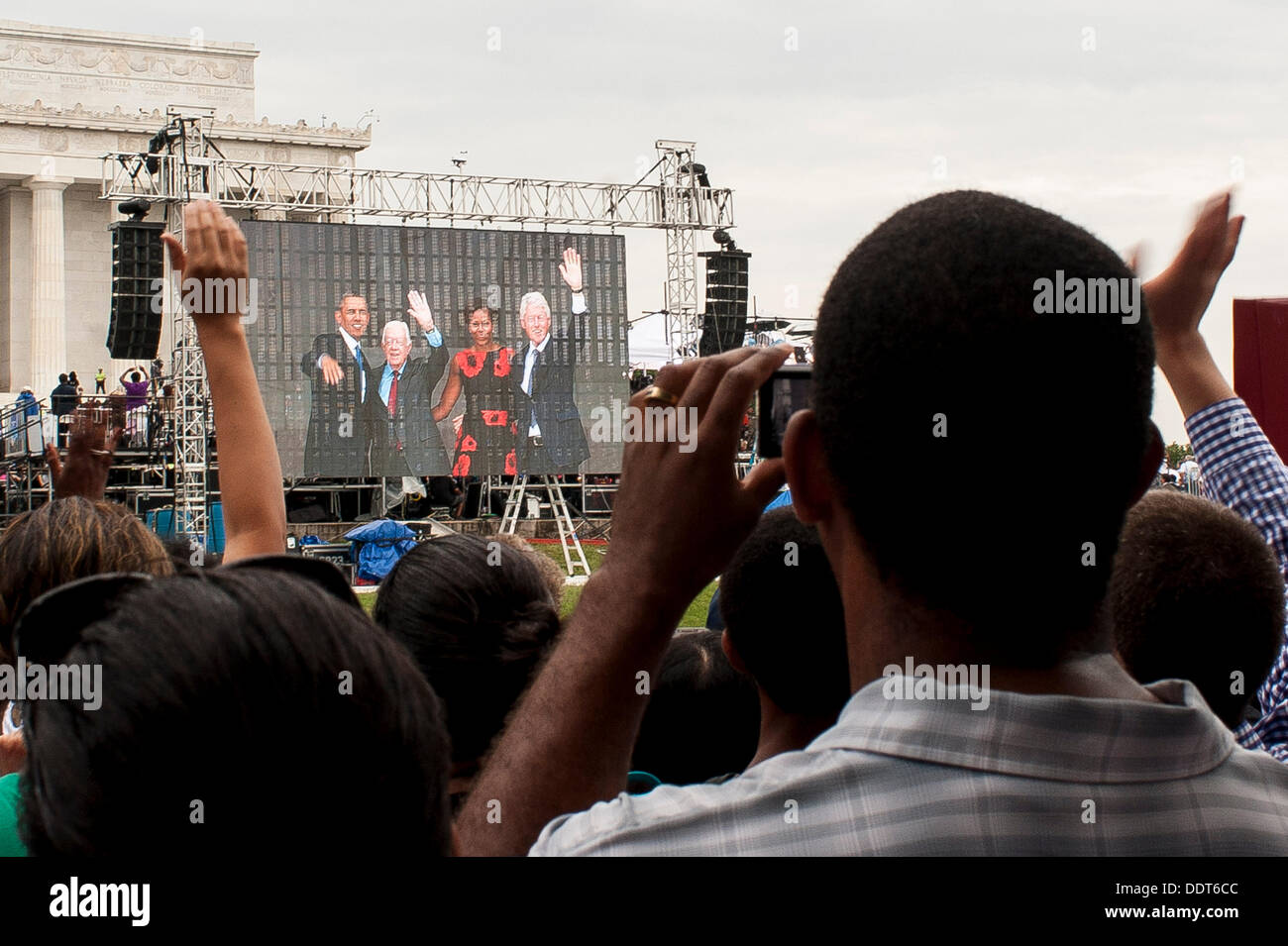28. August 2013 Welle - Washington, DC, USA - Zuschauer zu Jumbo Tron als Präsident Barack Obama, der ehemalige Präsident Jimmy Carter und Bill Clinton und First Lady Michelle Obama von den Stufen des Lincoln Memorial an der National Mall in Washington, District Of Columbia, Vereinigte Staaten, auf Mittwoch, 28. August 2013 winken, nach Let Freedom Ring Gedenken zum 50. Jubiläum von Dr. Martin Luther King Jr.s ich habe einen Traum-Rede. (Bild Kredit: Pete Marovich/ZUMAPRESS.com ©) Stockfoto