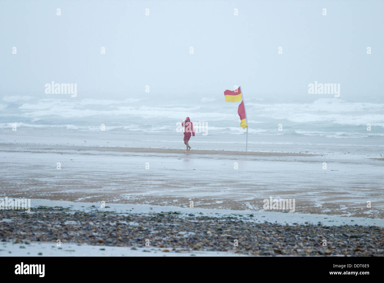Weiblichen Rettungsschwimmer an einem einsamen Strand von Saltburn wie sintflutartigen Regen und starken Nordwinden traf der Nordostküste. Stockfoto