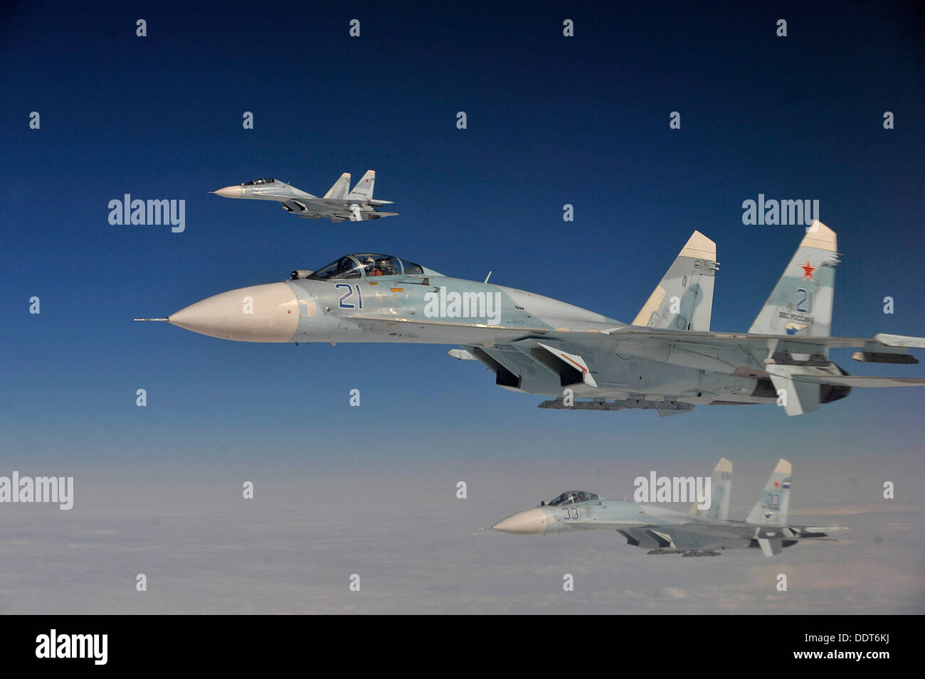 Russischen Föderation Air Force Su-27 Flugzeuge Abfangen einer simulierten entführten Flugzeugs in russischen Luftraum 27. August 2013, während der Übung wachsam Adler 13. Wachsam Eagle ist eine jährliche Übung entwickelt, um Anti-Terror-Interoperabilität Betwe erhöhen Stockfoto