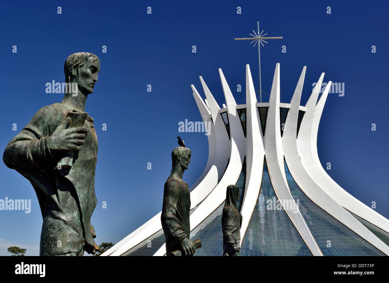 Brasilien, Brasilia: Metropolitan Kathedrale Nossa Senhora da Aparecida mit Evangelisten von Oscar Niemeyer Stockfoto