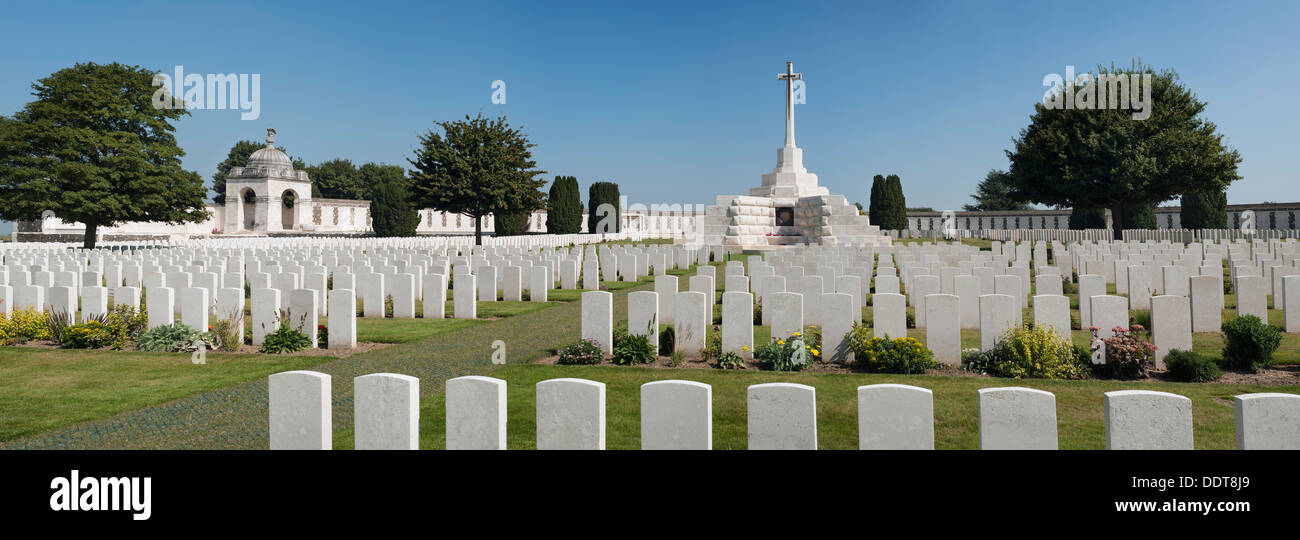 Kreuz des Opfers am Tyne Cot Friedhof der Commonwealth War Graves Commission für WWI britische Soldaten, Flandern, Belgien Stockfoto