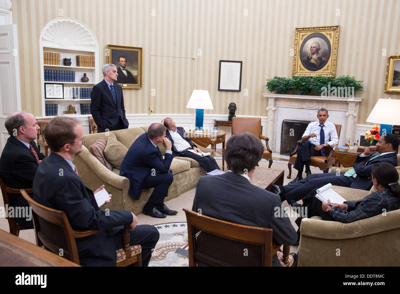 Präsident Barack Obama trifft sich mit senior Berater im Oval Office, einen neuen Plan für die Lage in Syrien, Freitagabend, 30. August 2013 zu diskutieren. Stockfoto