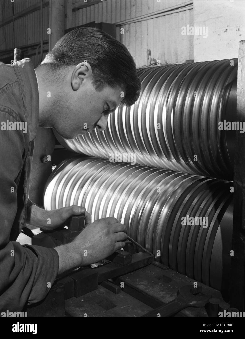 Rollen Sie, drehen die Edgar Allen Stahlgießerei, Sheffield, South Yorkshire, 1962. Künstler: Michael Walters Stockfoto
