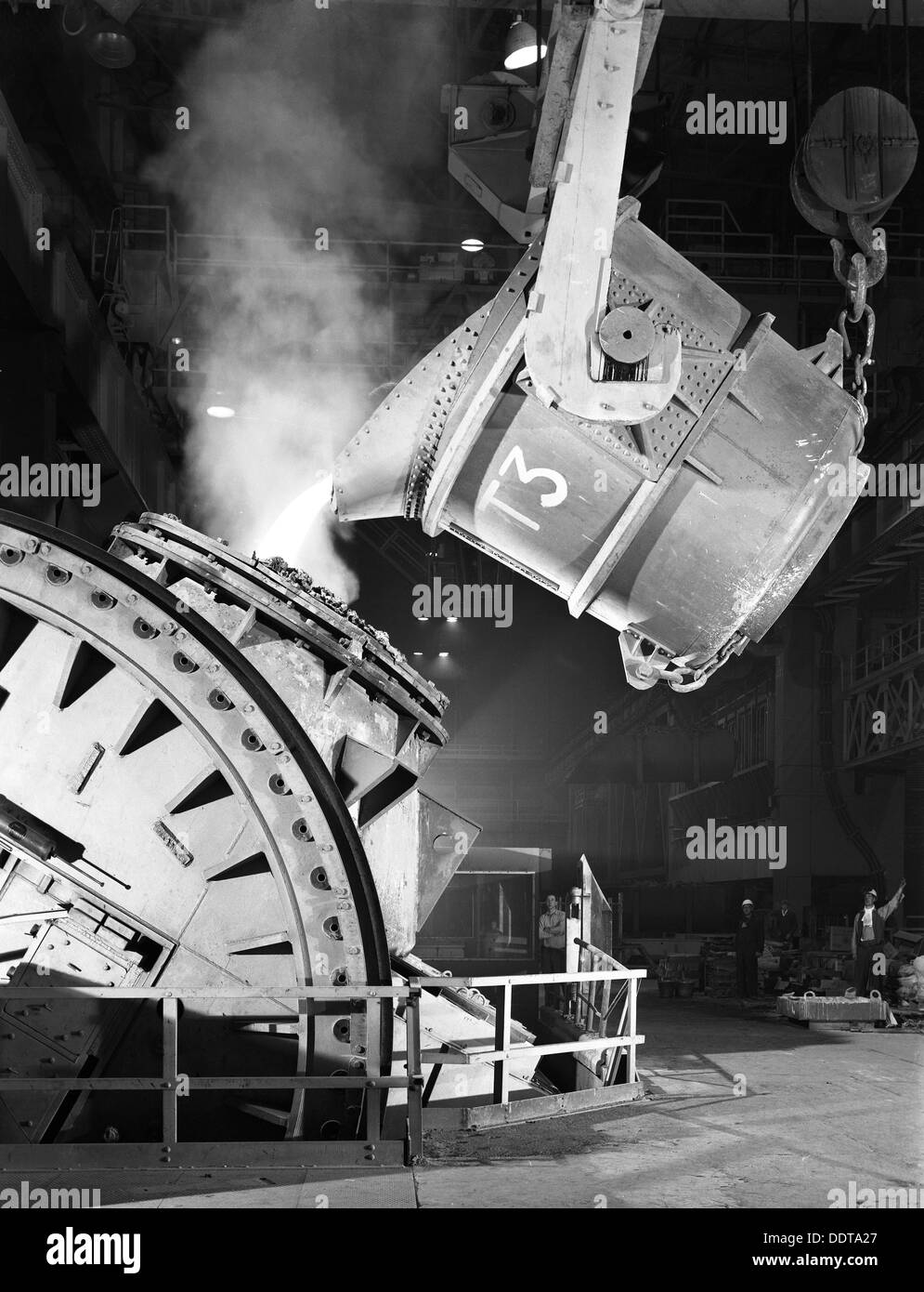 Gießen von Eisen zu einer Kaldo Einheit, Park Gate Iron und Steel Co, Rotherham, South Yorkshire, 1964. Künstler: Michael Walters Stockfoto