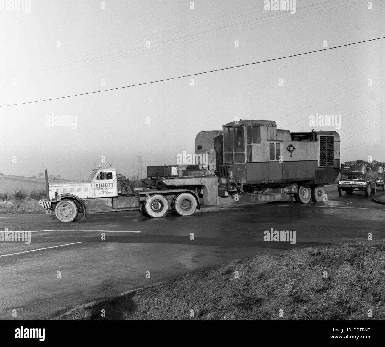 Anfang der 1940er Jahre Diamond T LKW ziehen eine große Last, South Yorkshire, 1962. Künstler: Michael Walters Stockfoto